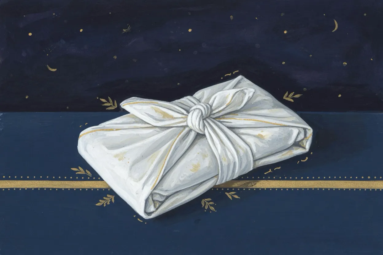 Une écharpe de toile blanche pliée, nouée nettement, sur un champ bleu nuit.
